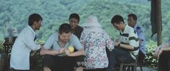 夹缝之间 (2023)