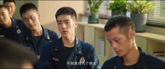 他从火光中走来