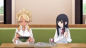 美食广场里的女高中生们在说啥